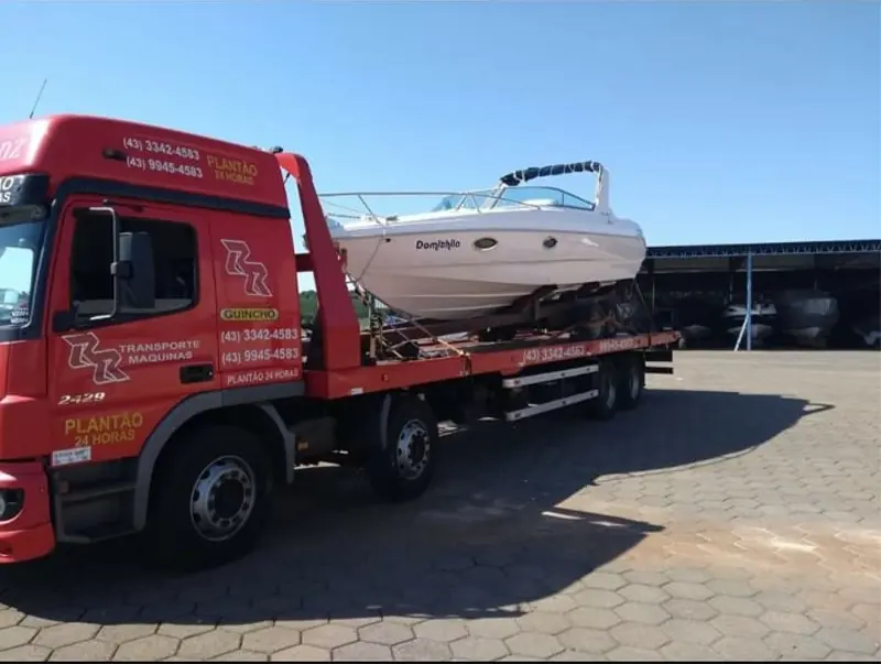 Guincho da RR transportando uma lancha