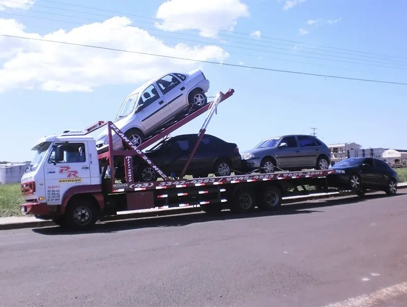 Guincho da RR transportando três automóveis